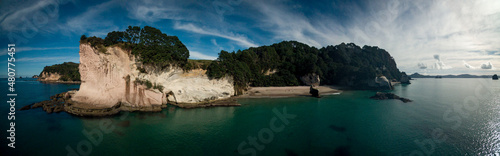 Fotografiet view from the sea at cathedral cove, coromandel bay, new zealand