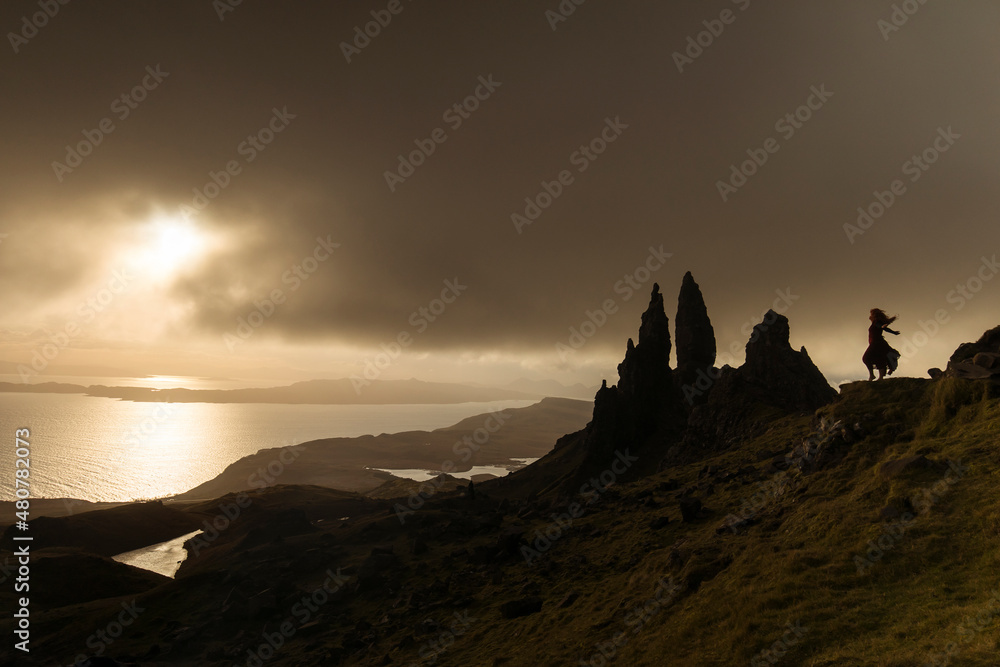 Obraz premium Landscape view at sunset with colourful clouds of Old Man of Storr rock formation, Scotland, United Kingdom.