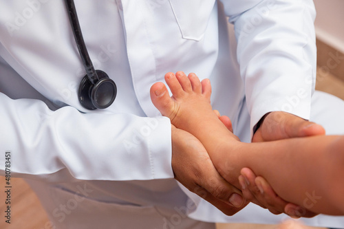 Принти на полотні doctor examining children's feet in hospital