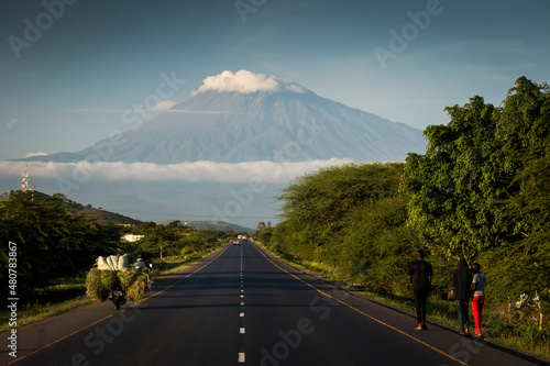 Foto A road with Mount Meru in background, Tanzania.