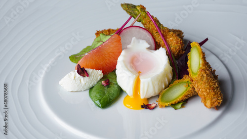 фотографія Chef's haute cuisine, a gourmet appetizer in a restaurant with fresh vegetables