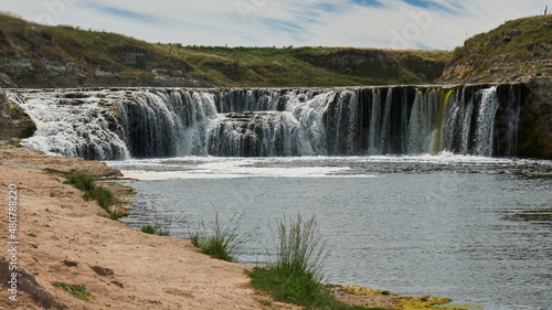 Foto de la cascada Cifuentes en la provincia de Buenos Aires  Argentina. En formato 16x9 para fondos o impresi  n.