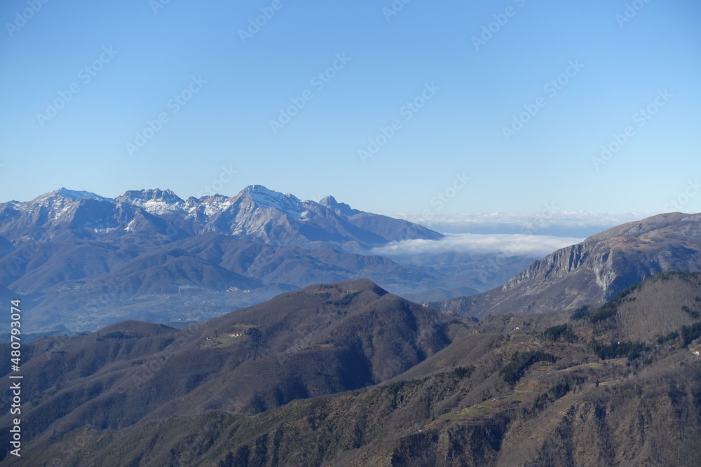 vista delle alpi apuane regione toscana italia