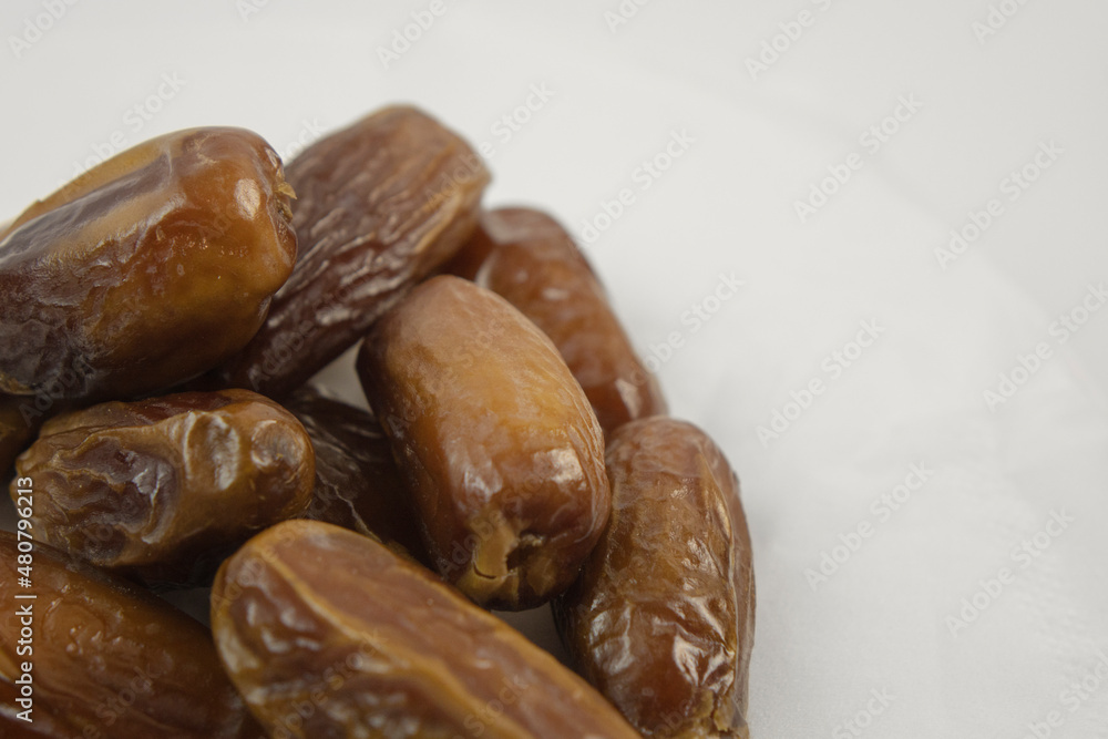 Obraz premium Dried dates on white background.