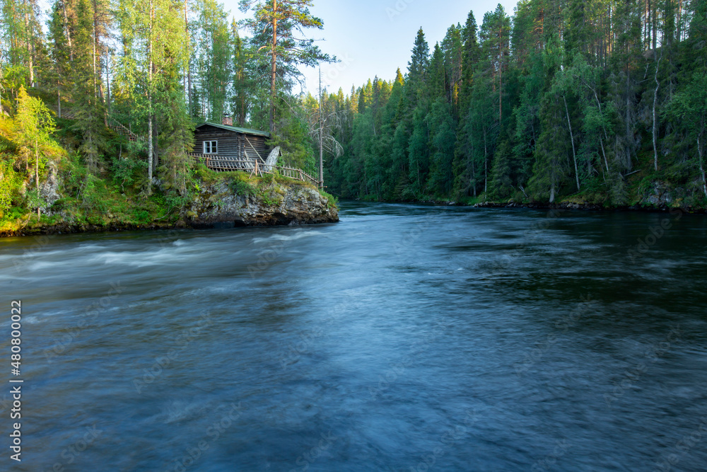 Φωτογραφία Kitka river landscape with a wooden cottage on the riverbank by Pieni Karhunkierros hiking trail in Oulanka national park, Northern Finland, Europe