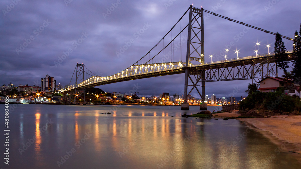   noite em Florianópolis e as luzes refletidas no mar de sua ponte