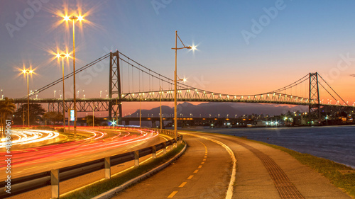  trafego de carros e o anoitecer em Florianópolis na avenida Beira-Mar Norte ao fundo a Ponte Hercílio Luz , Florianopolis, Santa Catarina, Brasil photo