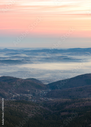 Zaspana Kotlina Jeleniogórska w zimowy mglisty poranek. © Radek