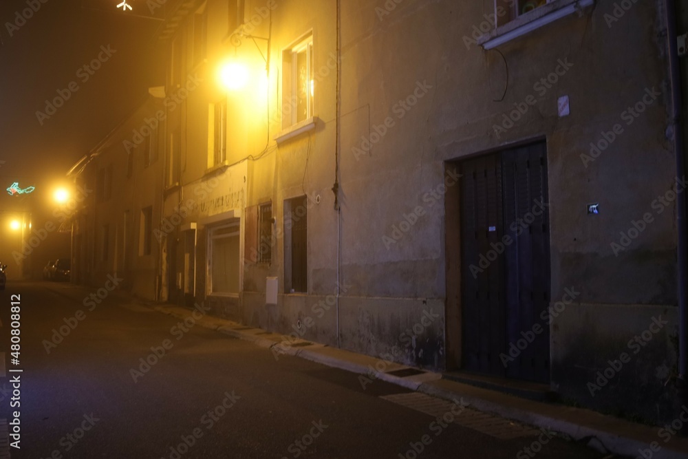 Petite rue typique de village dans la brume la nuit, ville de Millery, département du Rhône, France