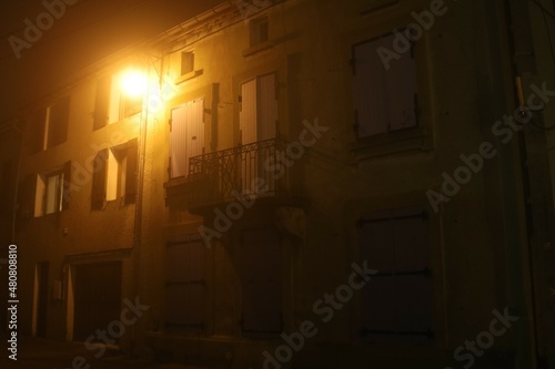 Petite rue typique de village dans la brume la nuit  ville de Millery  d  partement du Rh  ne  France