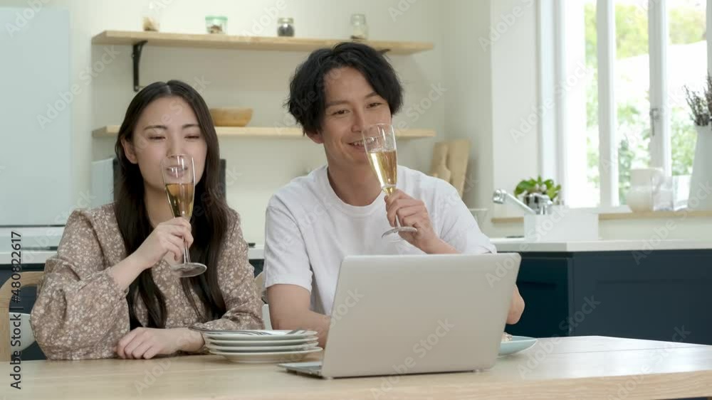 オンラインで飲み会をするカップル オンラインで飲み会をするカップル