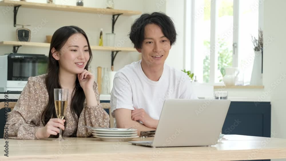 映画鑑賞をしながら食事をするカップル