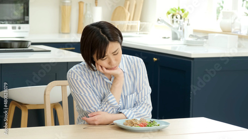 Obraz w ramie 食事を我慢する女性 ダイエット 糖質制限