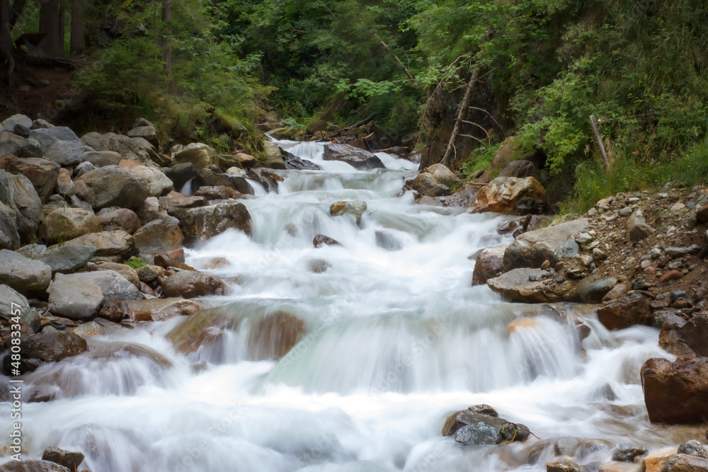 Wildbach mit starkem Gewässer, Steinen Felsen, niemand Österreich Wildbach mit starkem Gewässer, Steinen Felsen, niemand Österreich