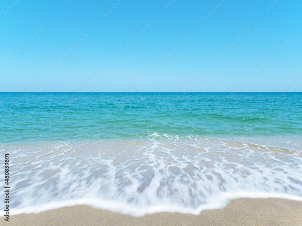 波が打ち寄せるビーチ