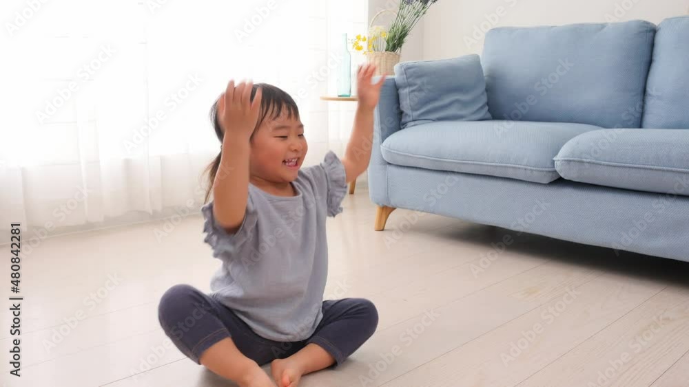 部屋で遊ぶ女の子 部屋で遊ぶ女の子