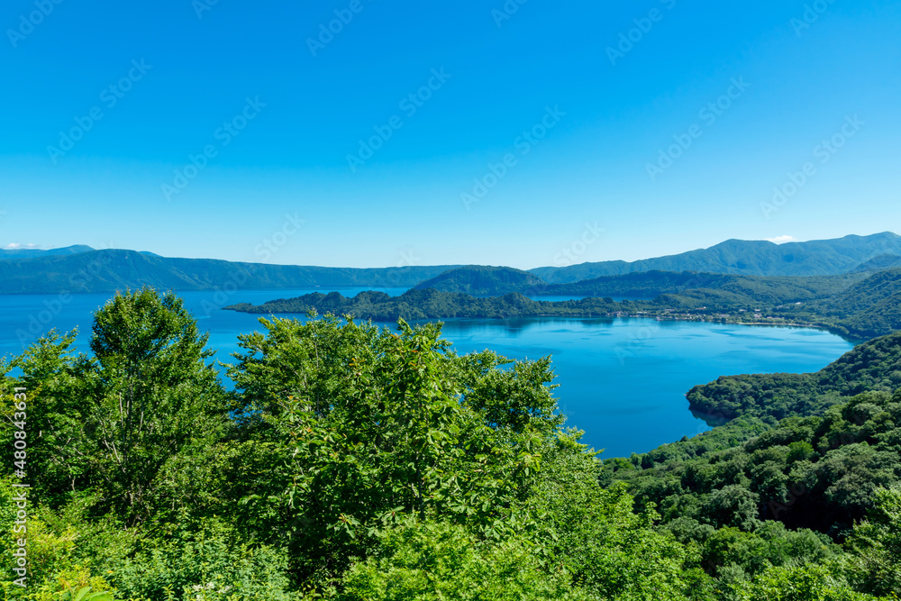 【青森県十和田湖】夏の十和田湖：紫明亭展望台から望む十和田湖はハート型