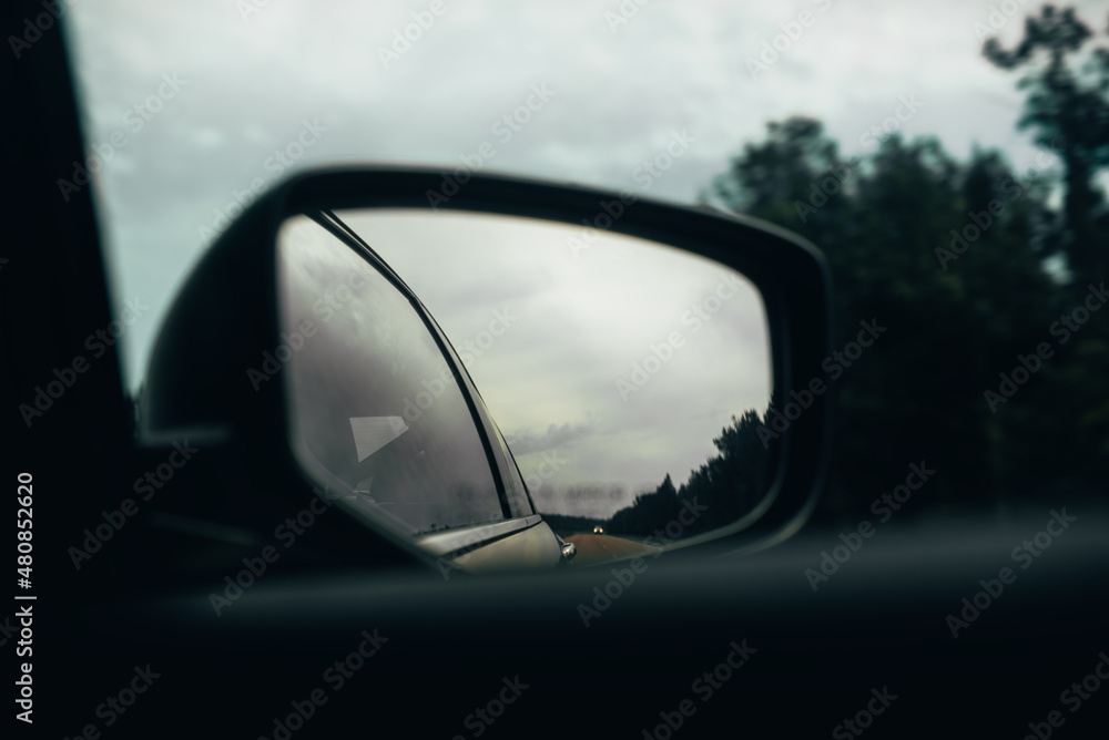 UP CLOSE IMAGE OF SIDE VIEW MIRROR