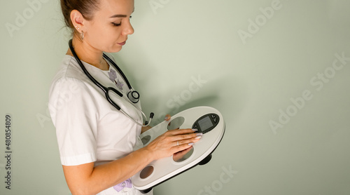 Weighing and measuring body composition. Analysis of body composition measurement with a professional scale. Smart scales that makes bioelectric impedance analysis, BIA, measurements of body fat.