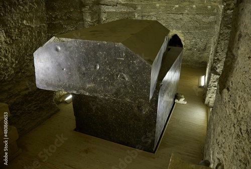 Cuadro en lienzo Megalithic precision granite boxes from the Serapeum