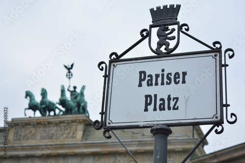 Street sign of Pariser Platz with a view of the Brandenburg Gate with Quadriga in Berlin © GrebnerFotografie