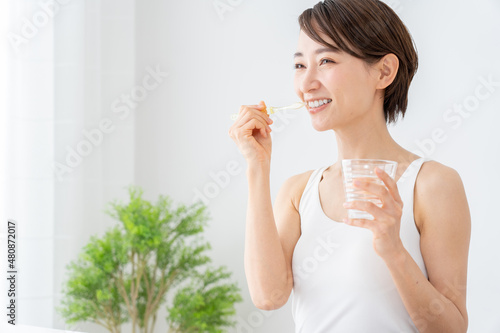 歯を磨く女性 photo