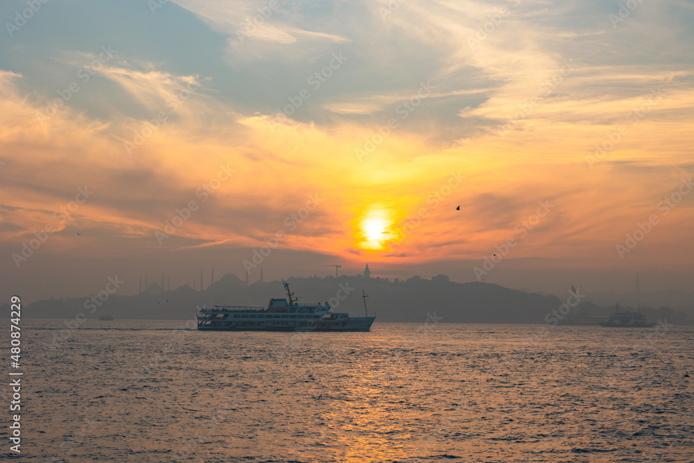 Obraz premium Ferry and Istanbul. Istanbul background photo at sunset with foggy weather.