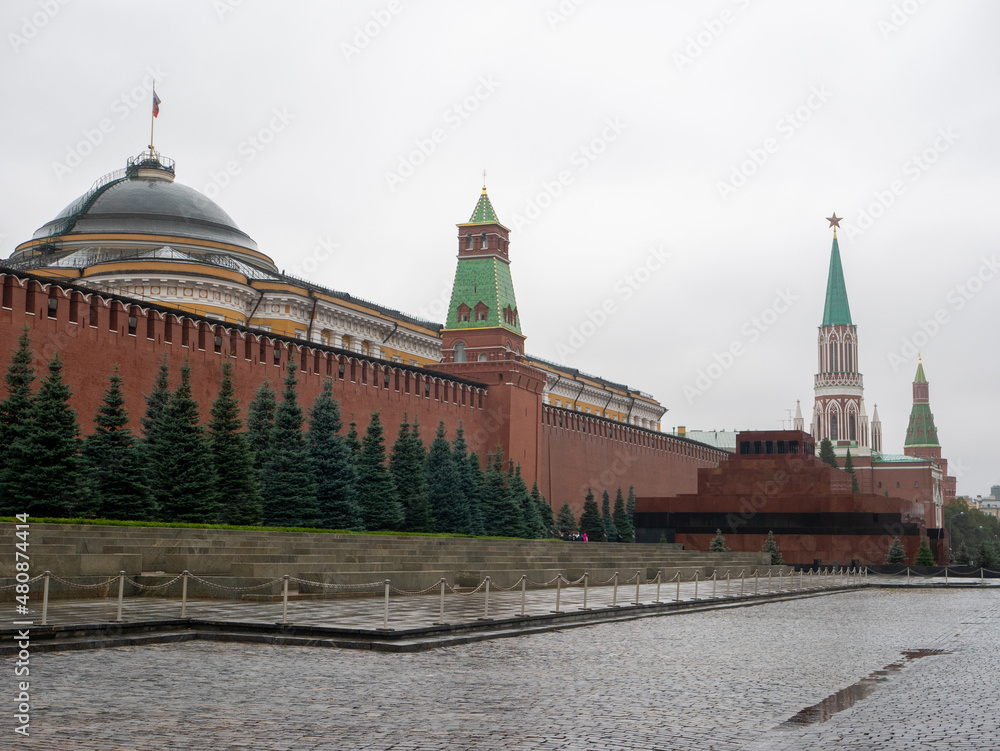 Obraz premium Moscow, Russia - October 5, 2021: View of the Moscow Kremlin and the mausoleum building on a rainy autumn day.