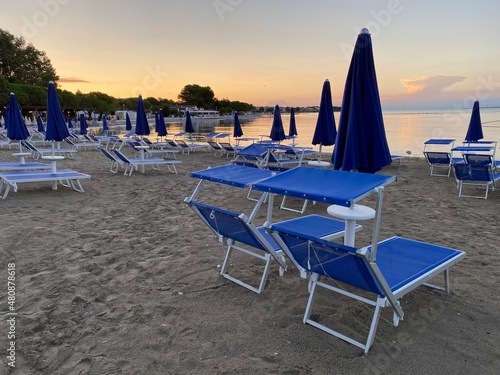 Medulin Istrien Kroatien - Stühle Liegen Sonnenliegen Strandliegen am Strand © Achim Kietzmann