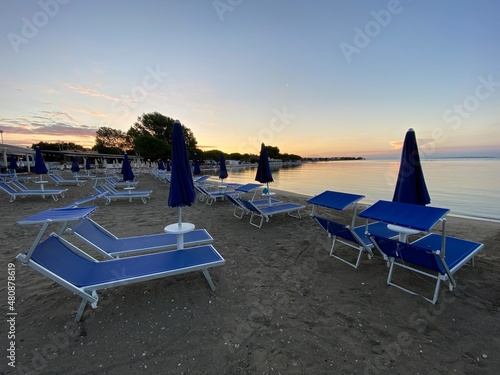 Medulin Istrien Kroatien - St  hle Liegen Sonnenliegen Strandliegen am Strand