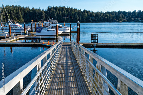 Fotografija A metal walkway leads to the docks at the Port of Siuslaw Marina in Florence, Or