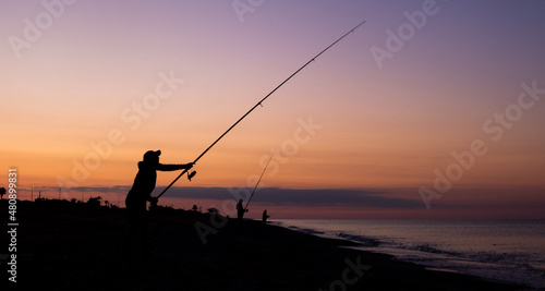 Siluetas de los primeros pescadores, a primeras horas de la mañana © AMRQ