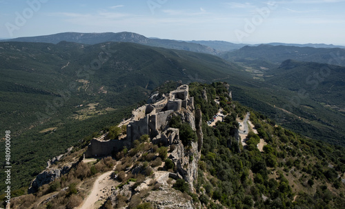Wallpaper Mural Foto aérea de un castillo en medio de una montaña Torontodigital.ca