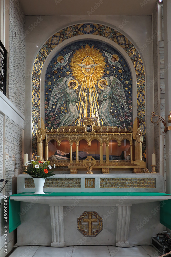 Φωτογραφία .Paris, France - September 6, 2016: Inside the Church of the Miraculous Medal in