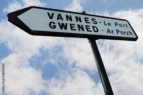 Panneau bilingue français et breton indiquant la direction du port de Vannes photo