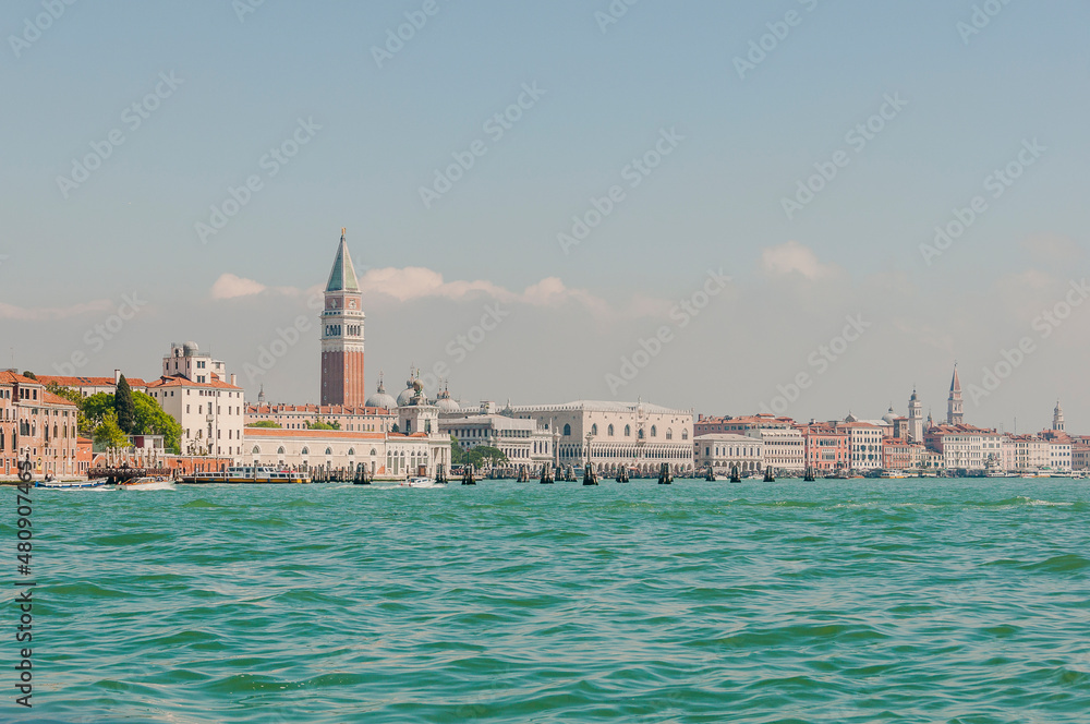Fototapeta premium Venedig, San Marco, Markusdom, Markusplatz, Dogenpalast, Lagune, Insel, Altstadt, Gondel, Kanäle, Touristen, Schifffahrt, Sommer, Italien