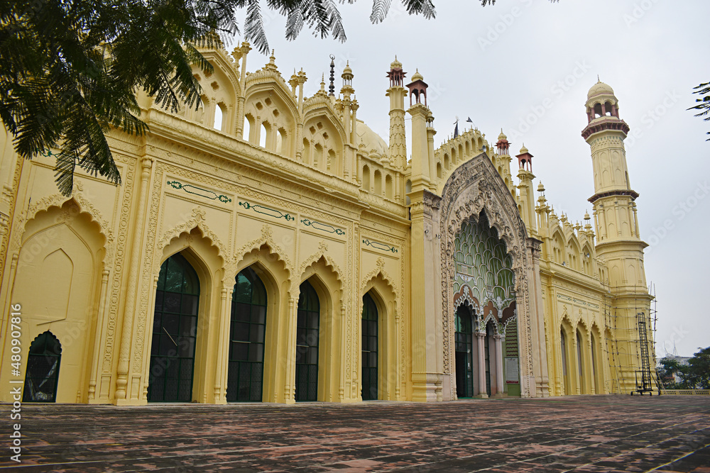 Obraz premium Façade of Jama Masjid built by Nawab Mohammad Ali Shah Bahadur in1839. Itis one of the oldest historical landmarks in Lucknow, Uttar Pradesh.