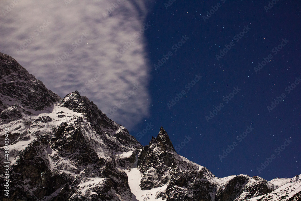 Fototapeta premium mnich, tatry, rysy, wspinaczka górska, góry nocą, chmury nad górami