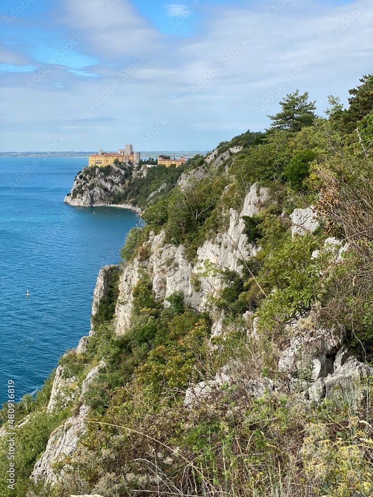 Fototapeta premium Rilke Weg Wanderweg bei Sistiana zwischen Duino und Triest in der Region Friaul-Julisch Venetien Italien 