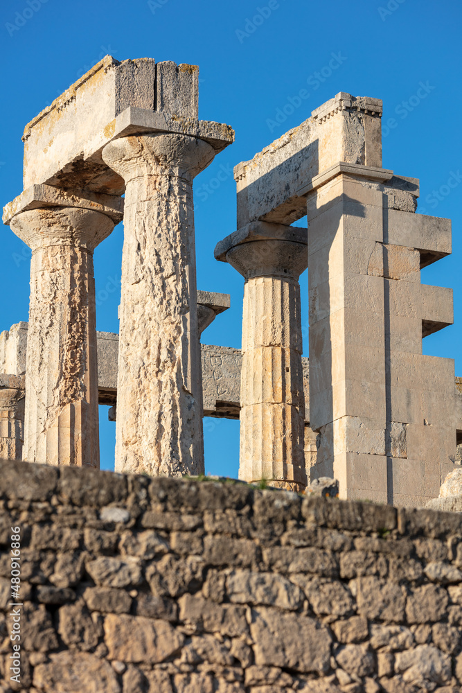Ruiny starożytnej greckiej świątyni poświęconej bogini Afai, Grecja, Aegina - obrazy, fototapety, plakaty 