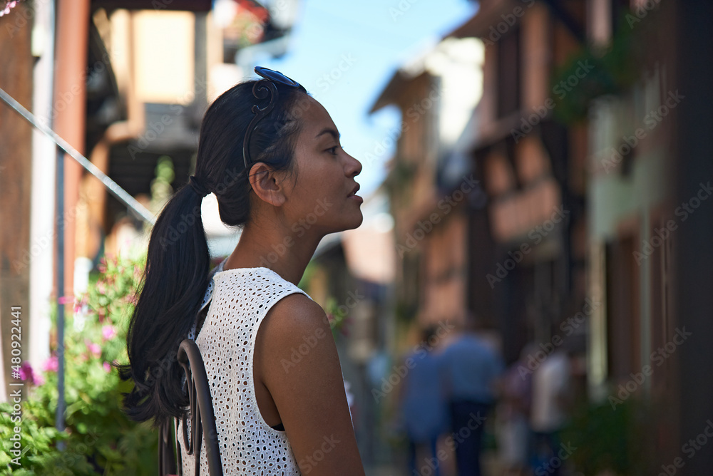 Fototapeta premium Asian woman enjoying sightseeing in the narrow streets of Paris