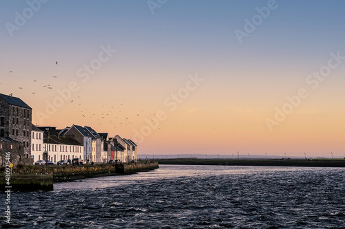 Obraz na płótnie Houses by a river