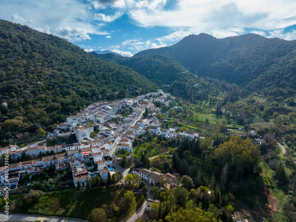 Fototapeta premium municipio de Benamahoma en la comarca de los pueblos blancos de la provincia de Cádiz, España