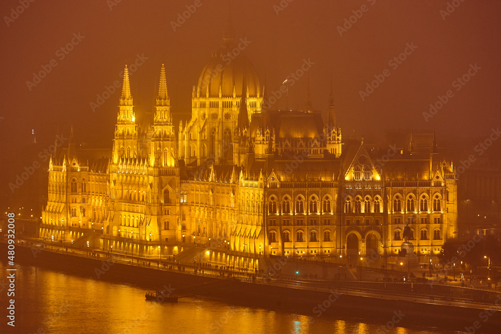 Obraz premium Hungarian parliament and Danube on a foggy night. Budapest