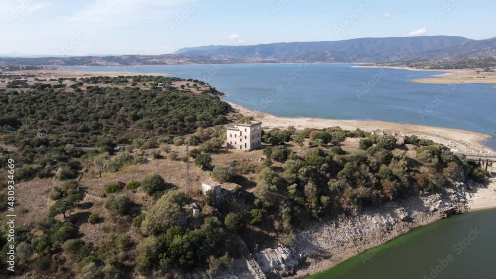 verlassenes Haus in trockener Landschaft an einem Stausee in Sardinien verlassenes Haus in trockener Landschaft an einem Stausee in Sardinien