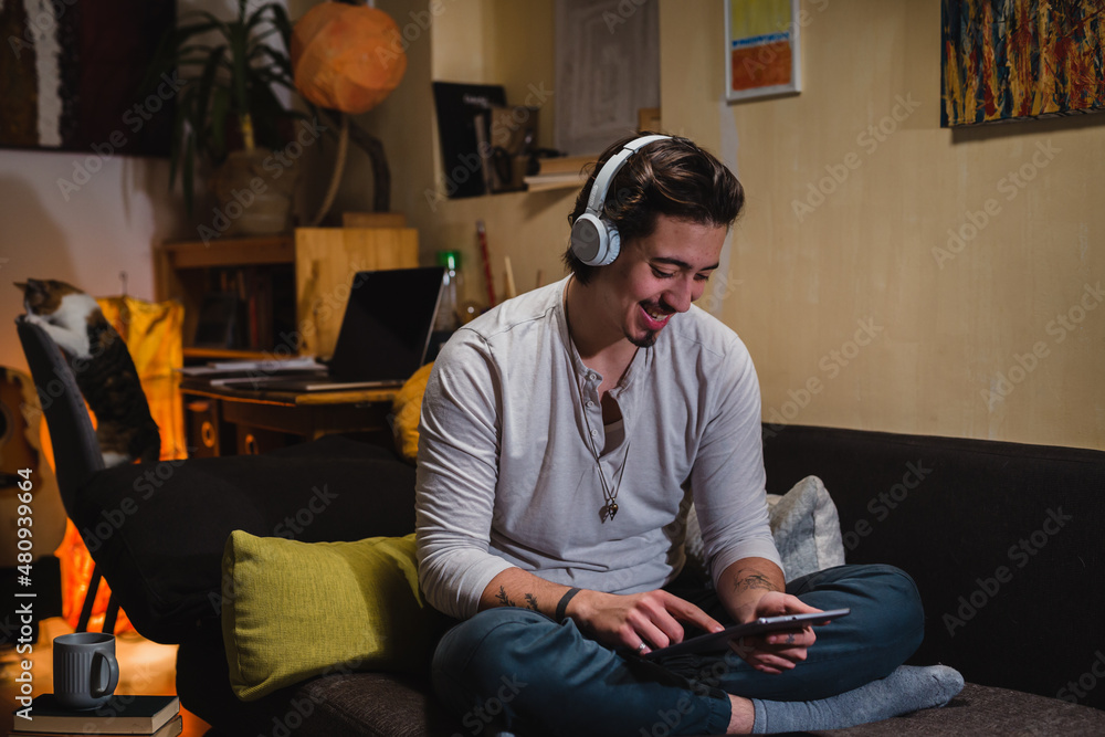 Obraz premium man using digital tablet at home