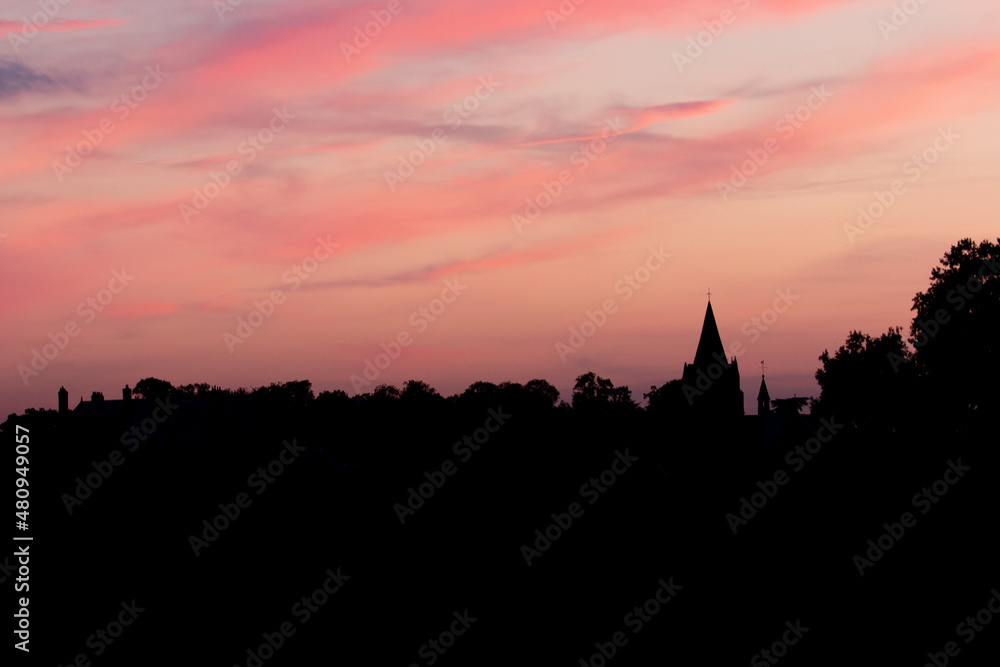 Coucher de soleil sur un village en France