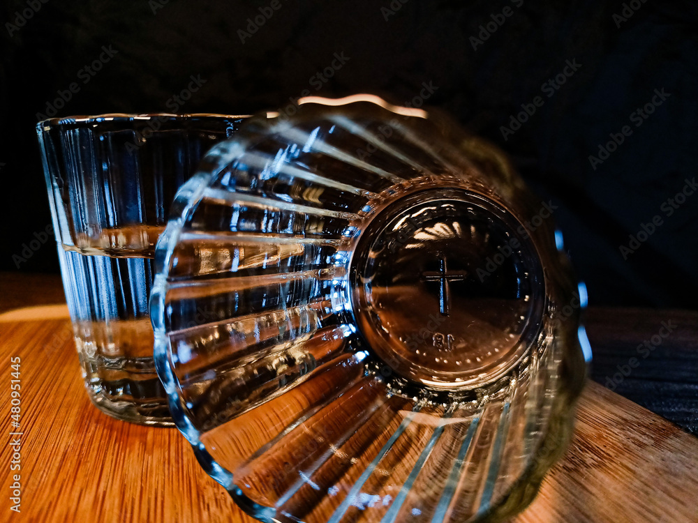 close-up  de un vazo de mezcal en un bar con colores calidos 