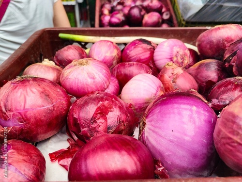 red onions in market