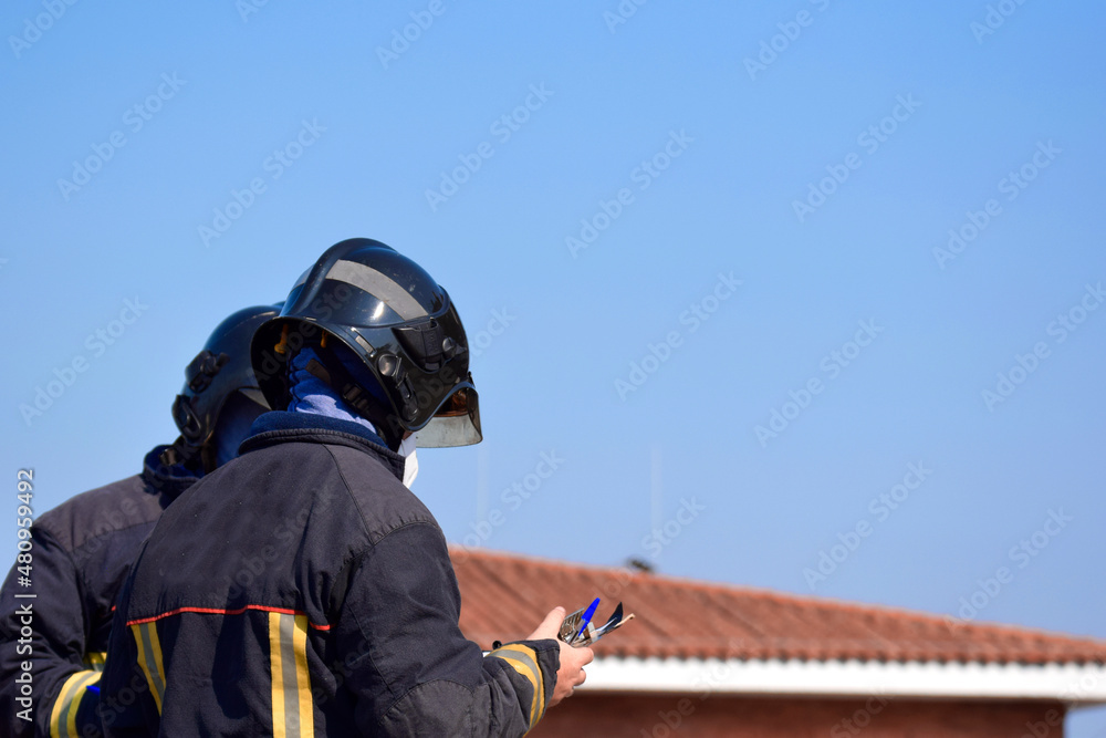 Obraz premium Grupo de bomberos preparando el rescate de una víctima